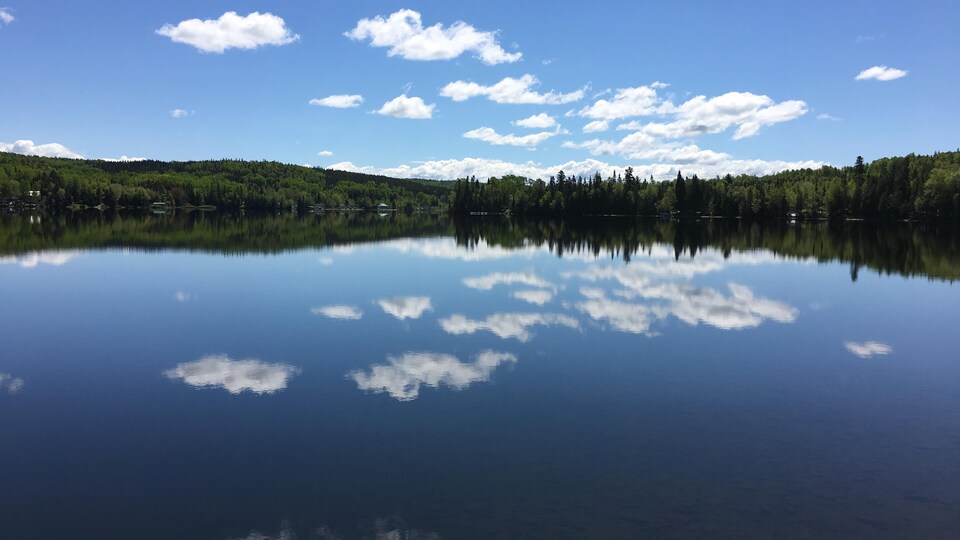 La surface du lac reflètent les nuages, en été. 