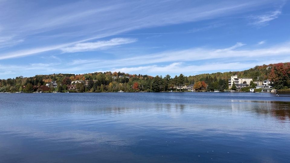 Le lac des Sables, au cœur du centre-ville de Sainte-Agathe-des-Monts en automne.