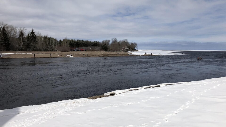 Une embouchure de rivière.