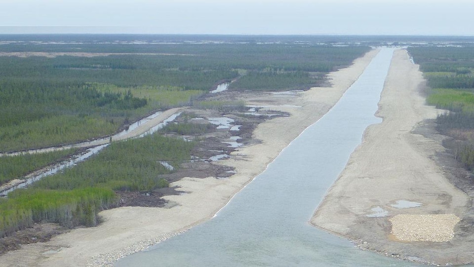 Construit en 2011, le canal d'urgence redirige l'eau du lac Saint-Martin vers le lac Big Buffalo, où elle s'écoule alors dans la rivière Dauphin et finalement dans le lac Winnipeg.