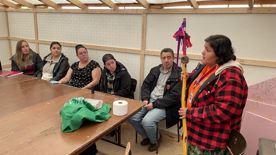 Élizabeth Papatie s'adresse à des étudiants à Lac Simon.