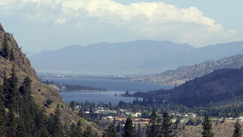 Panorama du lac Skaha et des colines qui l'entourent par une journée ensoleillée d'été.