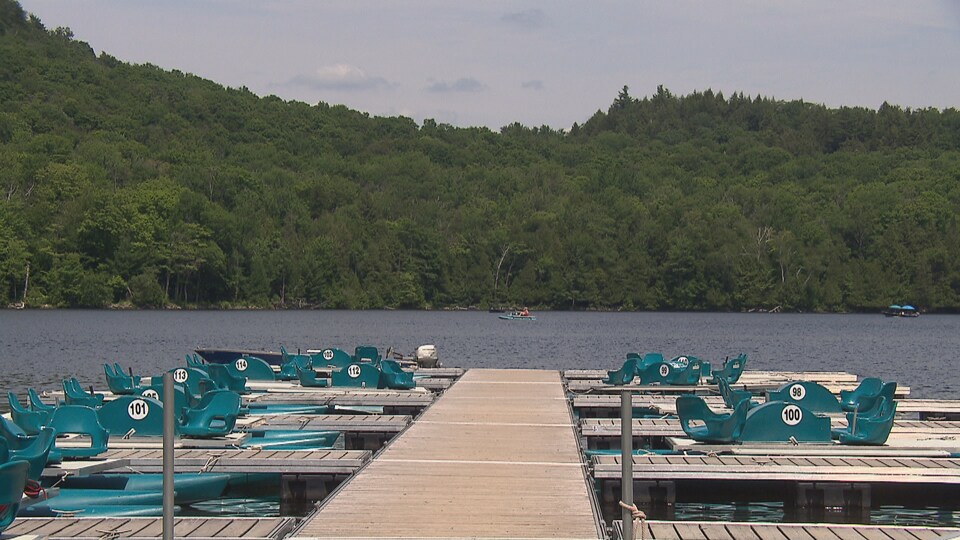 Un quai dans un lac.