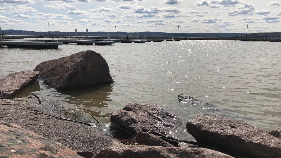 Un lac dont le niveau commence à baisser.
