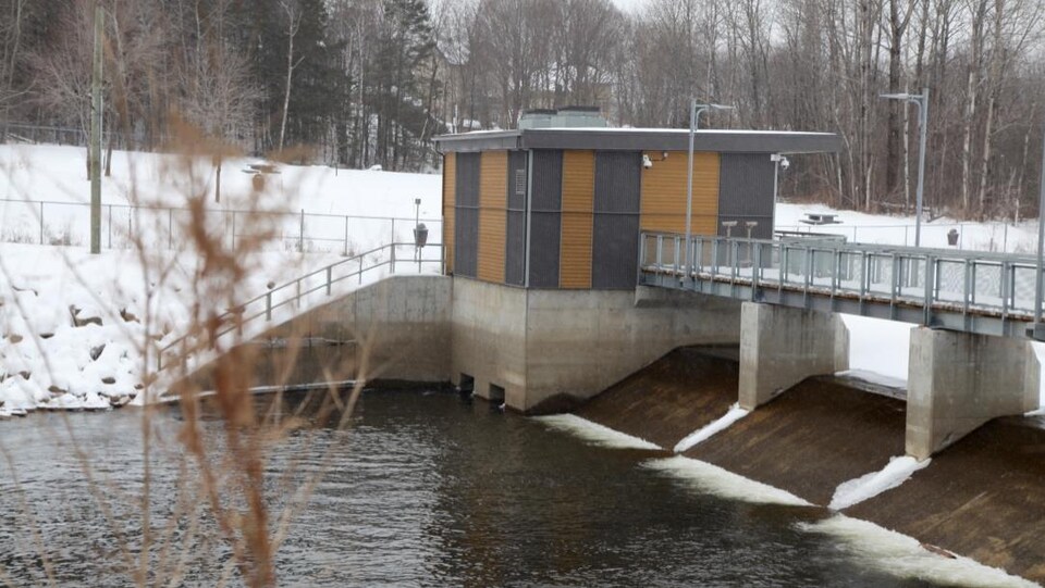 Le barrage du lac Saint-Charles, principal source d'approvisionnement en eau potable. de la Ville de Québec.
