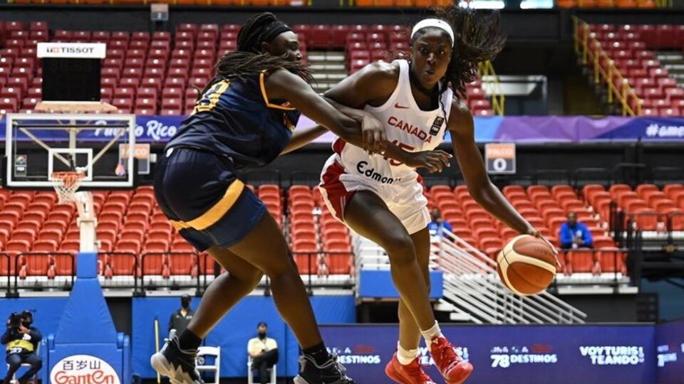 La joueuse de basketball canadienne Laeticia Amihere contrôle le ballon face à une joueuse des îles Vierges.