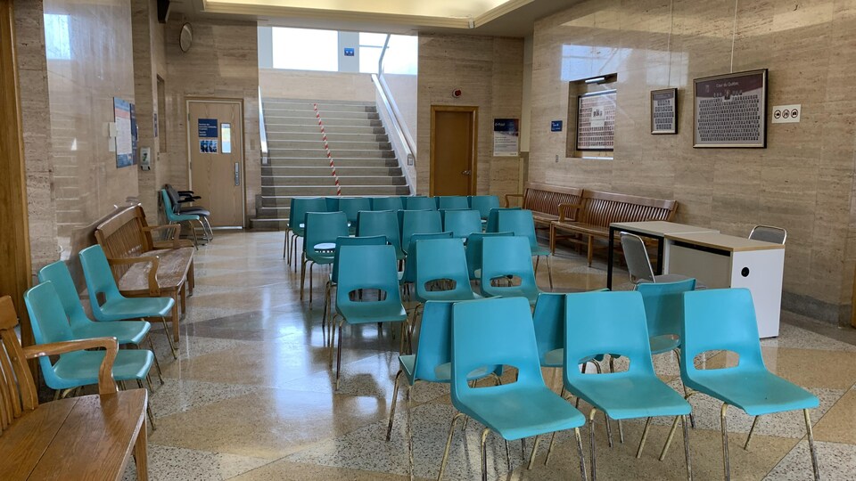 Une trentaine de chaises ont été ajoutées à l'entrée du palais de justice de Rouyn-Noranda.