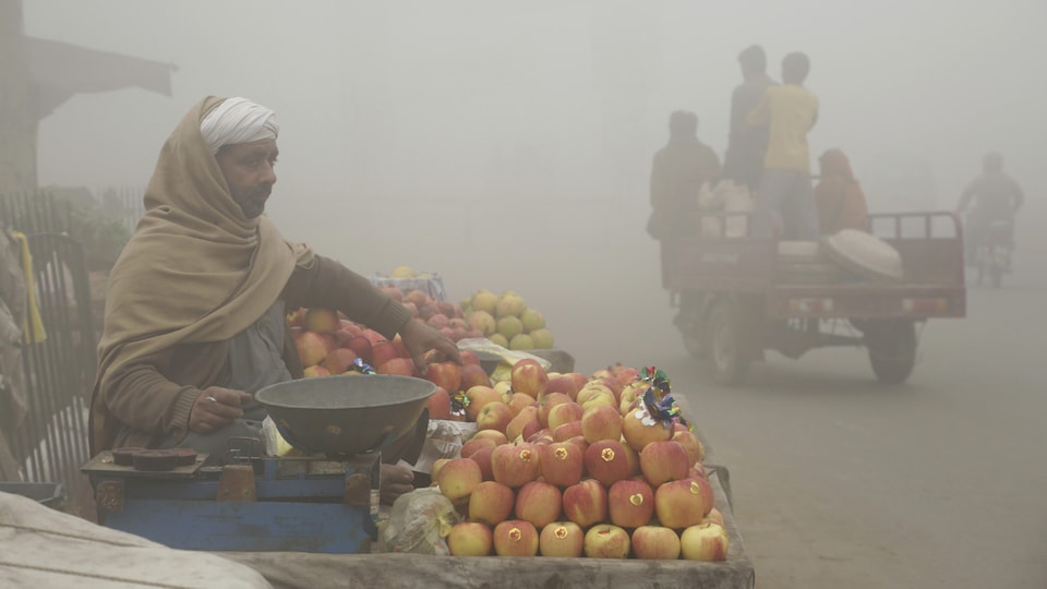 Un commerçant dans les rues de Lahore au Pakistan, où la pollution atteint des niveaux dangereux.