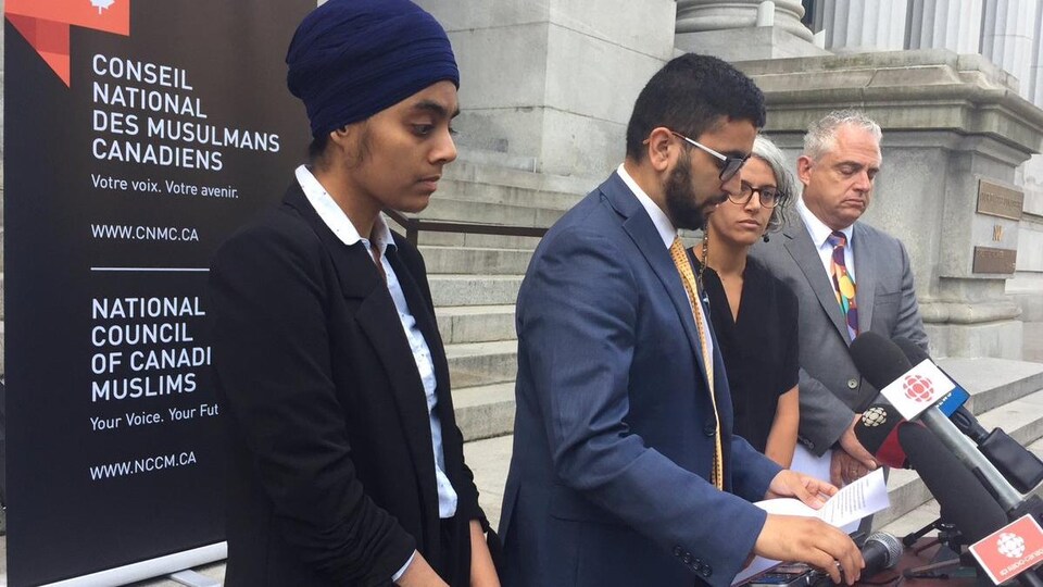 Des représentants du Conseil national des musulmans du Canada et de l'Association canadienne des libertés civiles lors d'une conférence de presse à Montréal.