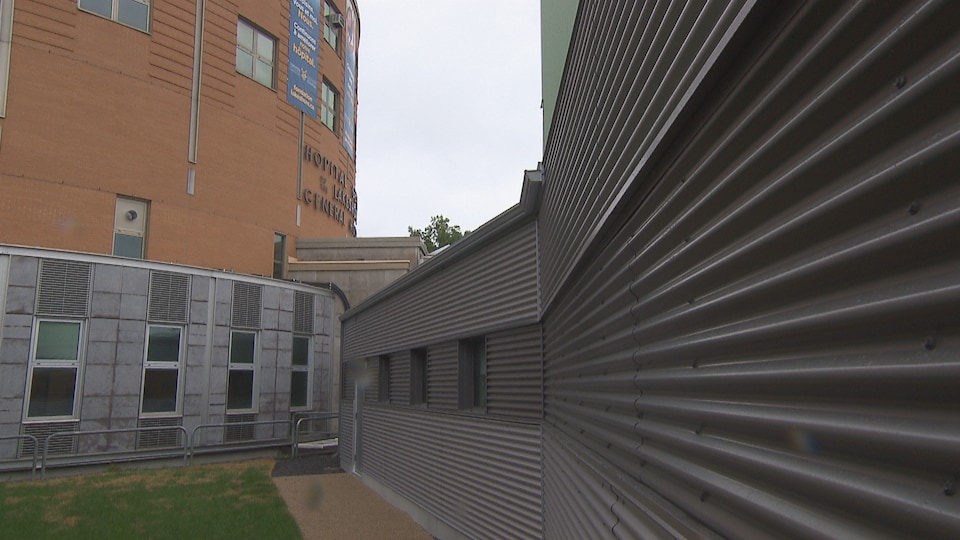 Un bâtiment en métal est rattaché au bâtiment en briques.