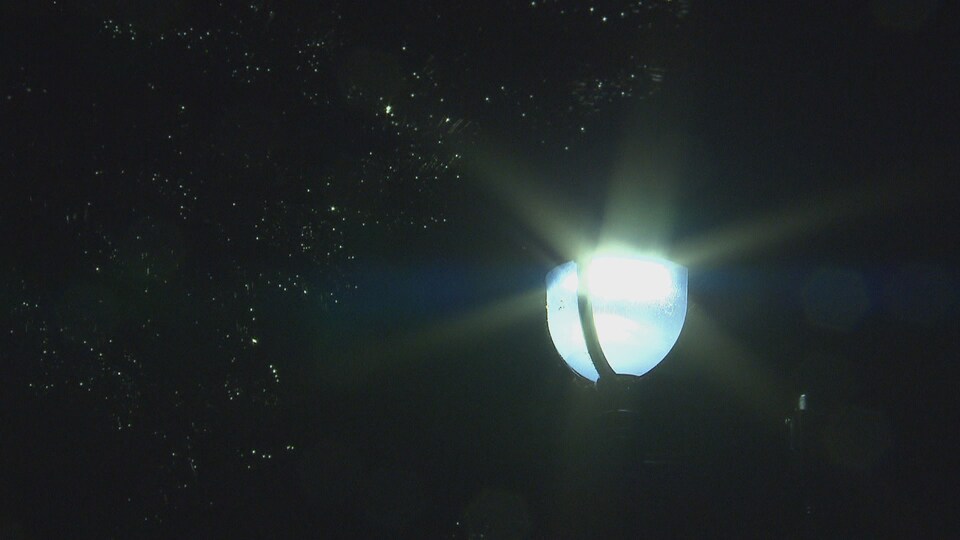 Un lampadaire muni d'une ampoule DEL