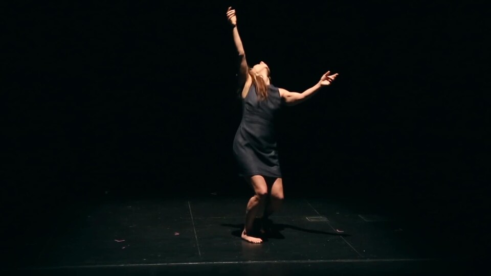 Lara Morton en mouvement, seule sur une scène.
