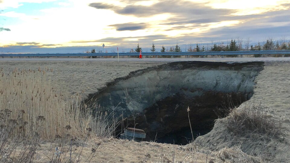 Un trou en bordure de l'A-25