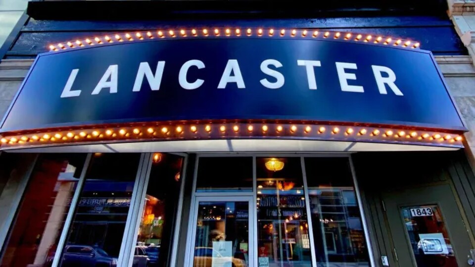 La devanture du bar Lancaster Taphouse à Regina.