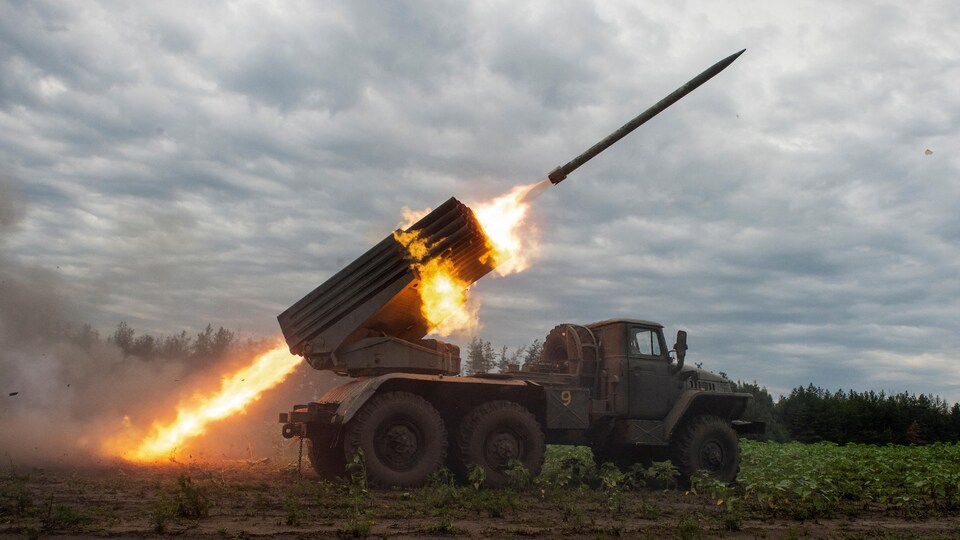 Un lance-roquettes multiple dans la région de Kharkiv.