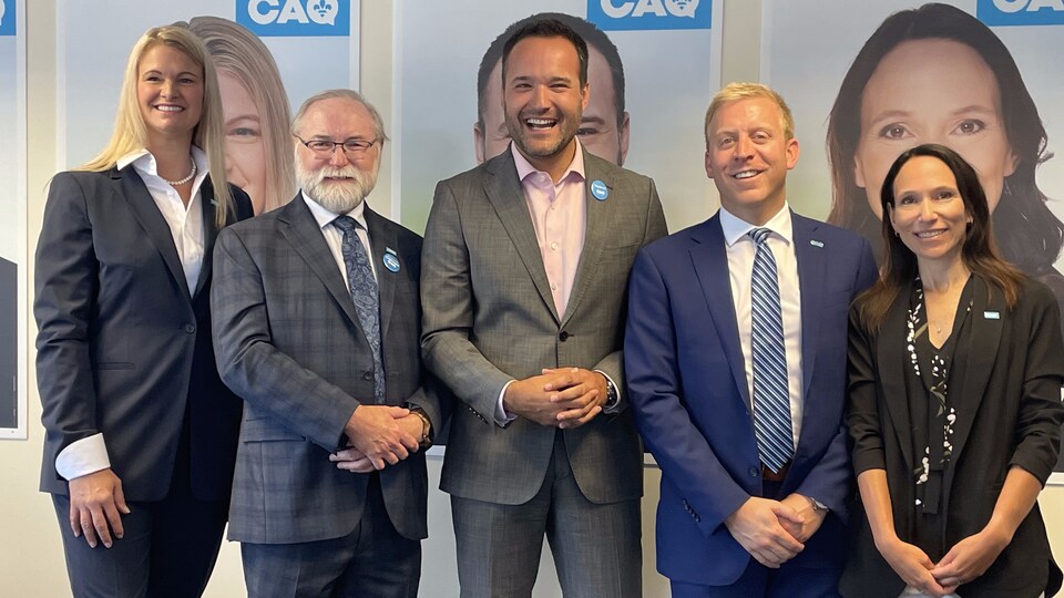 Les candidats de la CAQ en Outaouais posent pour une photo : Corinne Canuel-Jolicœur, Robert Bussière, Mathieu Lacombe, Mathieu Lévesque et Suzanne Tremblay.
