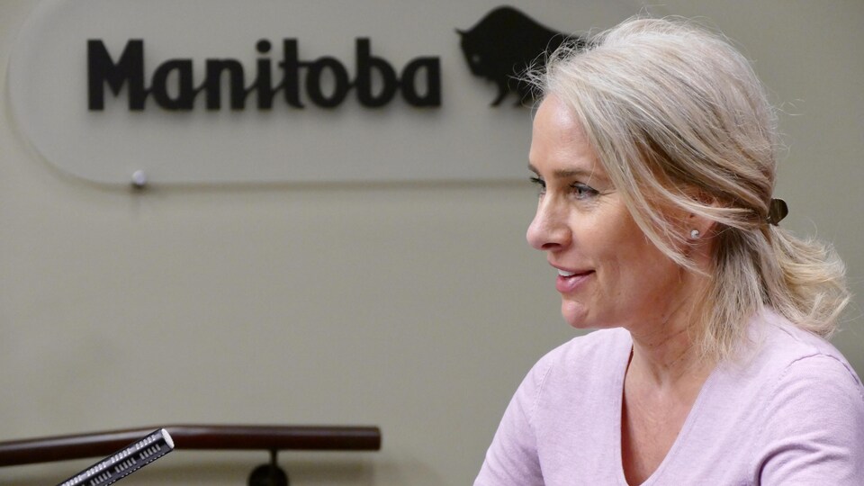 L’infirmière en chef de Soins communs Manitoba, Lanette Siragusa, en gros plan pendant une conférence de presse.