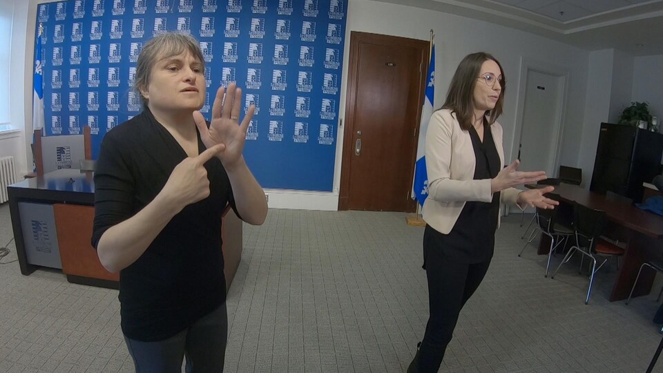 Les interprètes Julie Lanthier et Amélie Gagnon accompagnent les personnes sourdes lors des points de presse quotidiens sur la COVID-19.