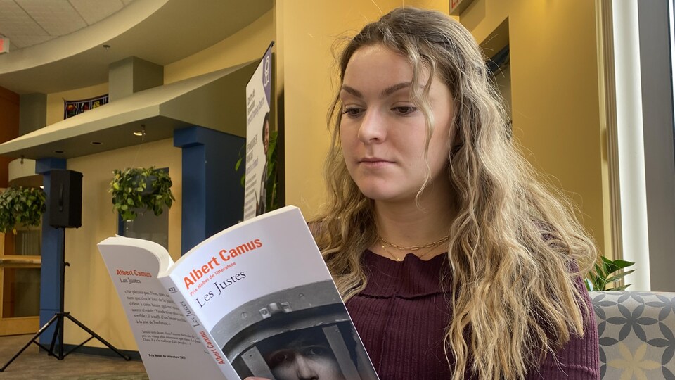 Mia Cottenie est en train de lire un livre d'Albert Camus.