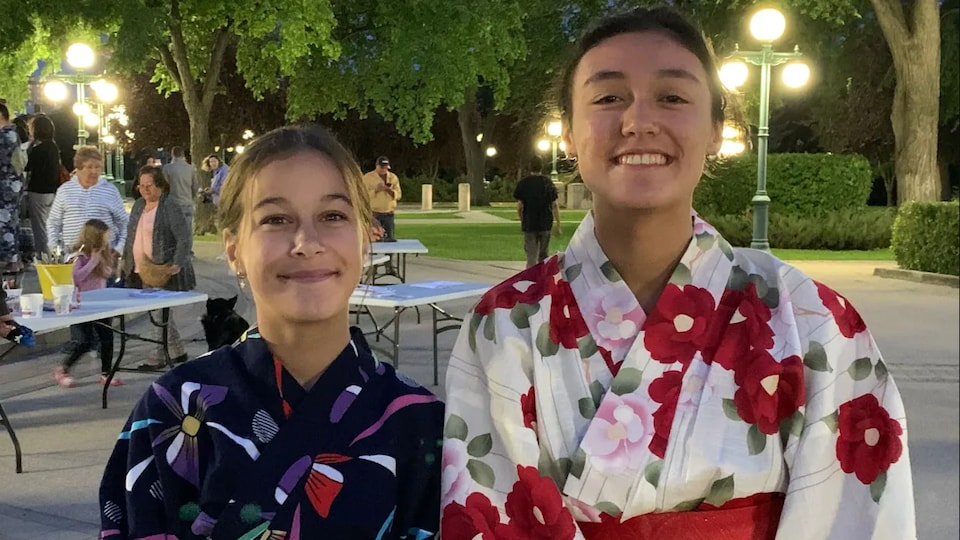 Kaitlyn Busch, 12 ans, et Luca Kennedy, 15 ans, portant des habits traditionnels japonais.