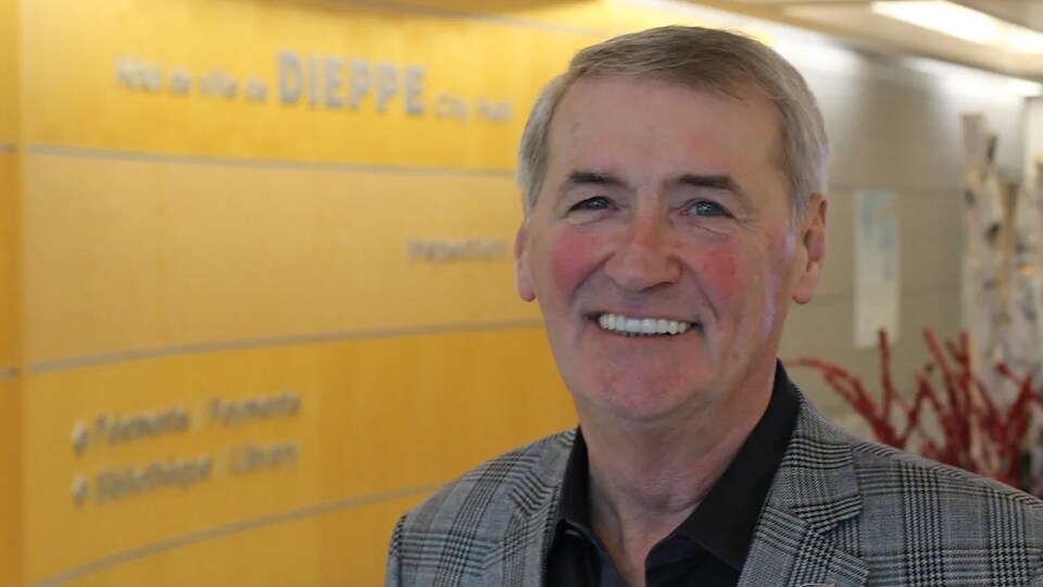 Yvon Lapierre, souriant, dans la réception de l'hôtel de ville de Dieppe