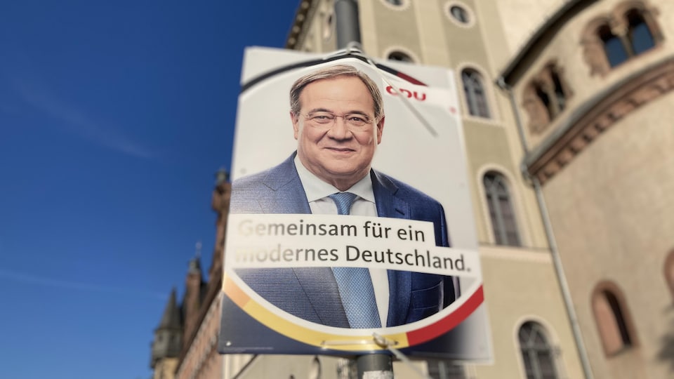 Almanya'da CDU adayı Armin Laschett için seçim afişi.