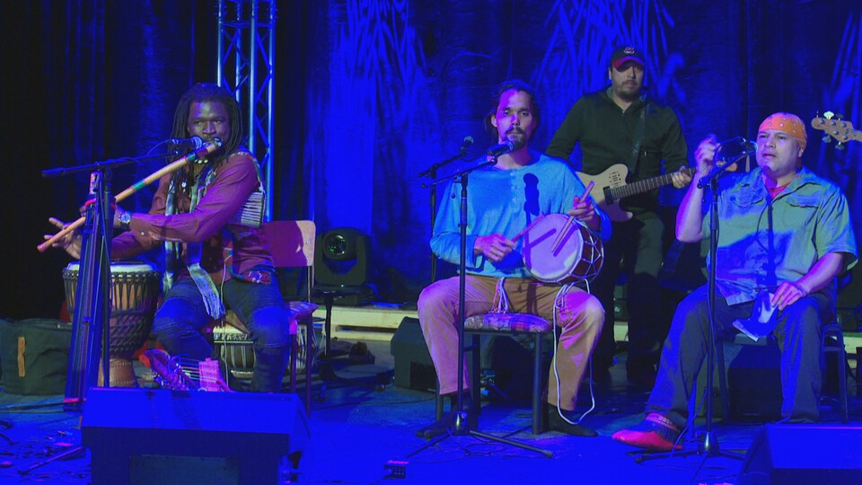 Les trois artistes rassemblés sur scène.