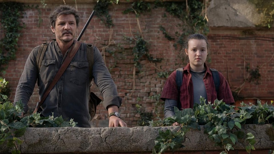Un homme et une adolescente se tiennent debout devant le muret d'une cour dans une image de la série the last of us.                           