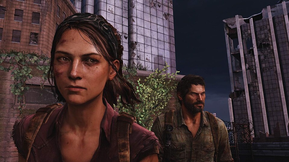 Ellie porte des cheveux bruns courts et Joel porte une barbe.