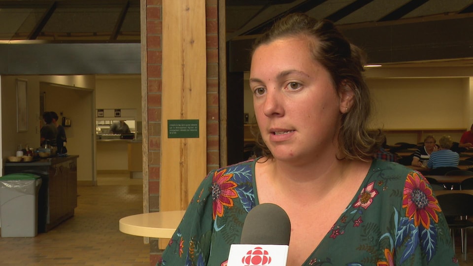 La vice-présidente à l’externe de l’AGECAR, Laura Daigneault, répond aux questions d'une journaliste.