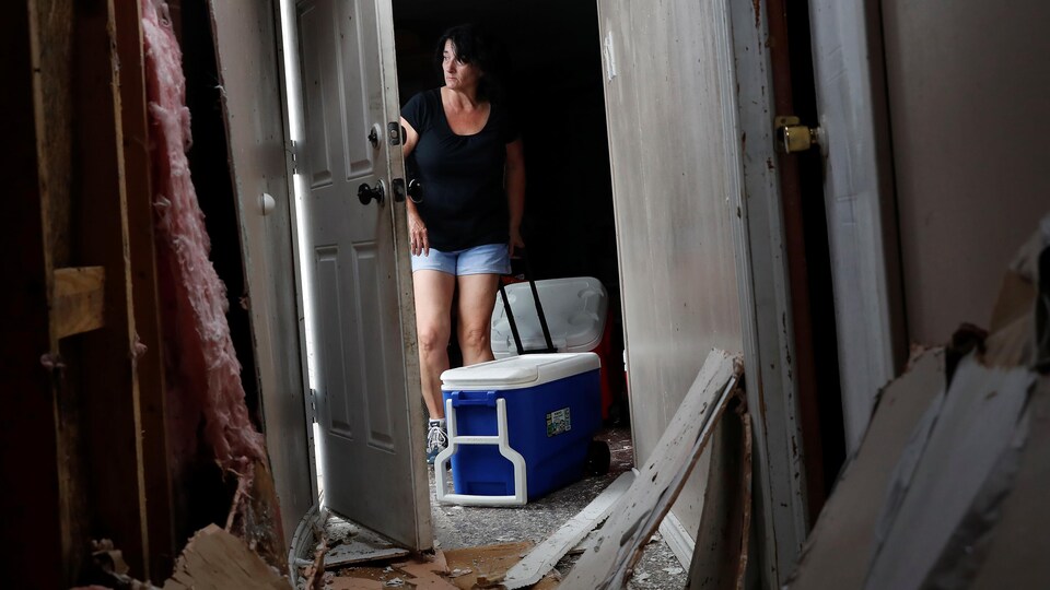 Portrait de Monica Harrington dans sa maison mobile détruite. 