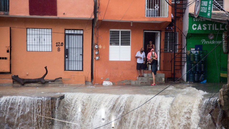 Un rue de Saint-Domingue traversée par un torrent.