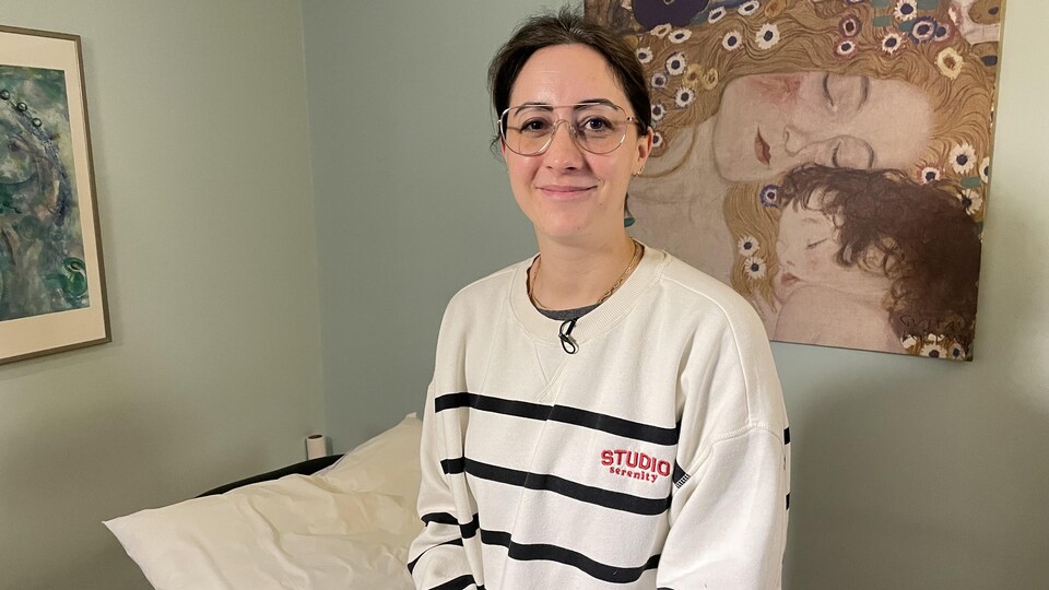 Laura Shinoki est assise dans le bureau de consultation de sa physiothérapeute.