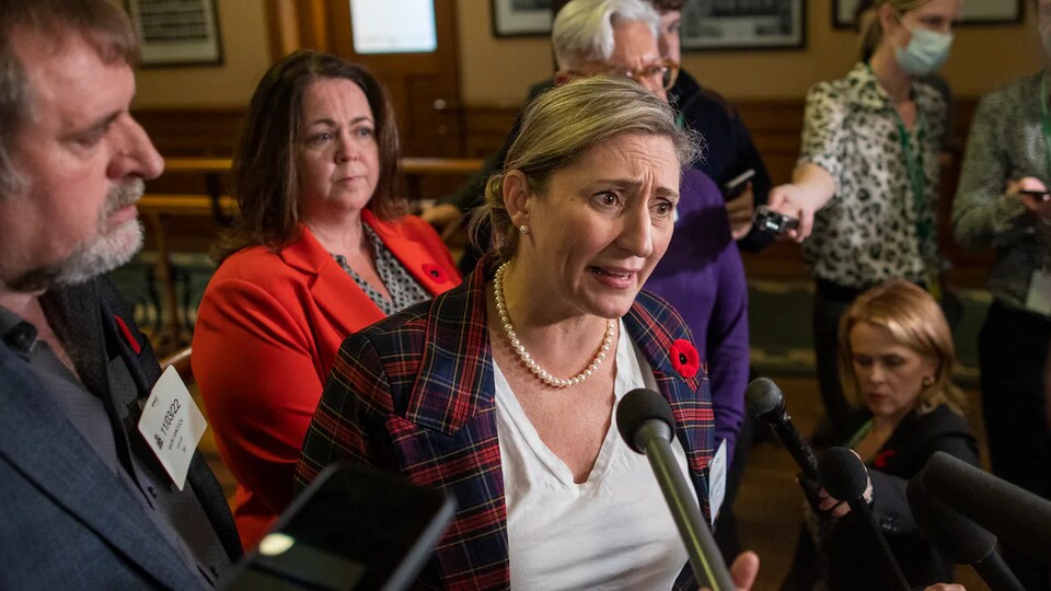 Laura Walton en mêlée de presse à Queen's Park.