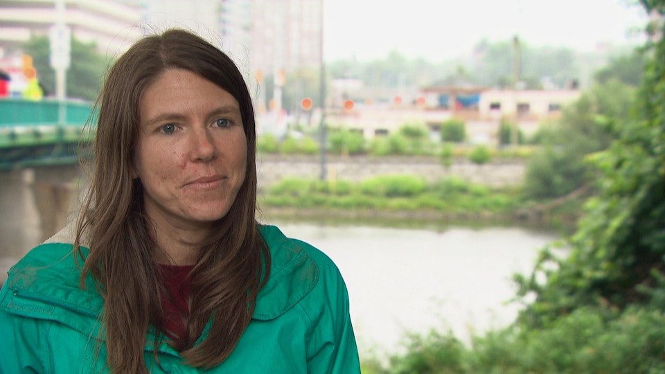 Laura Zak en entrevue devant la rivière Rideau à Ottawa.