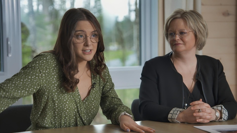 Laurane Pouliot et Stéphanie Beaudin assises à la table durant une entrevue pour « La Facture ».