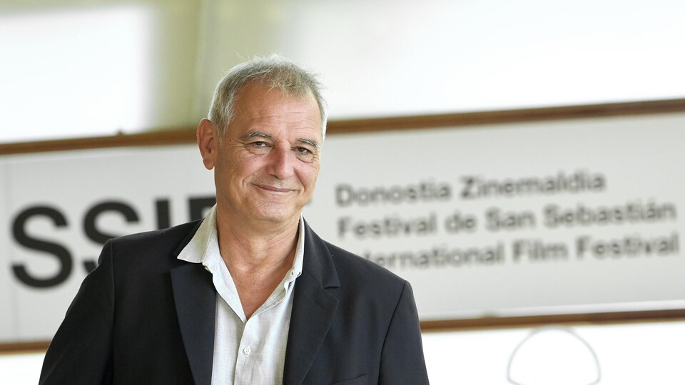 Un homme pose pour les photographes lors du festival de Saint-Sébastien.
