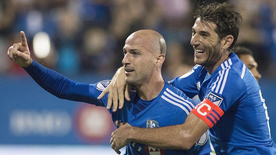 Laurent Ciman et Nacho Piatti célèbrent un but.