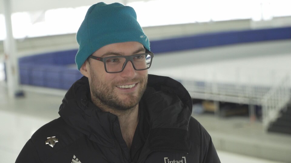 Laurent Dubreuil en entrevue dans un centre de glace.