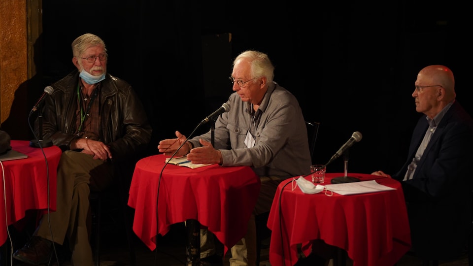 Laurent Girouard, Gérald McKenzie et Camil Guy sont assis sur scène.