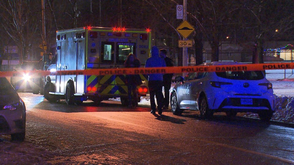 Une ambulance dans une rue lavalloise.