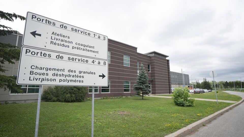 Un panneau d'informations devant un bâtiment.