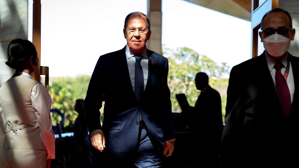 Sergueï Lavrov marche à l'extérieur.
