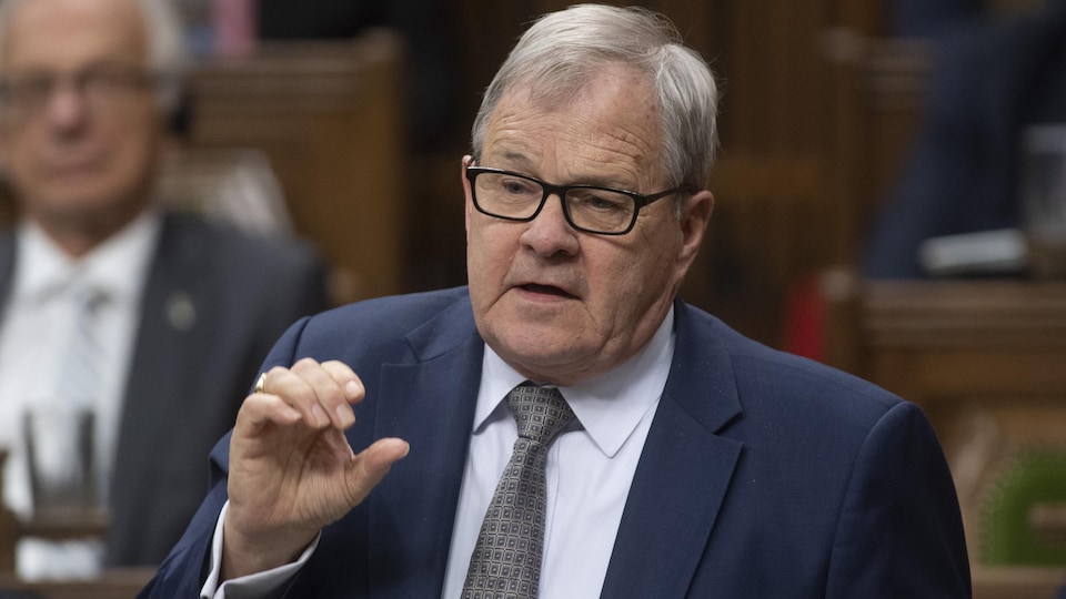 Le ministre des Anciens Combattants, Lawrence MacAulay, lors de la période de questions à la Chambre des communes le mardi 10 mars 2020 à Ottawa.