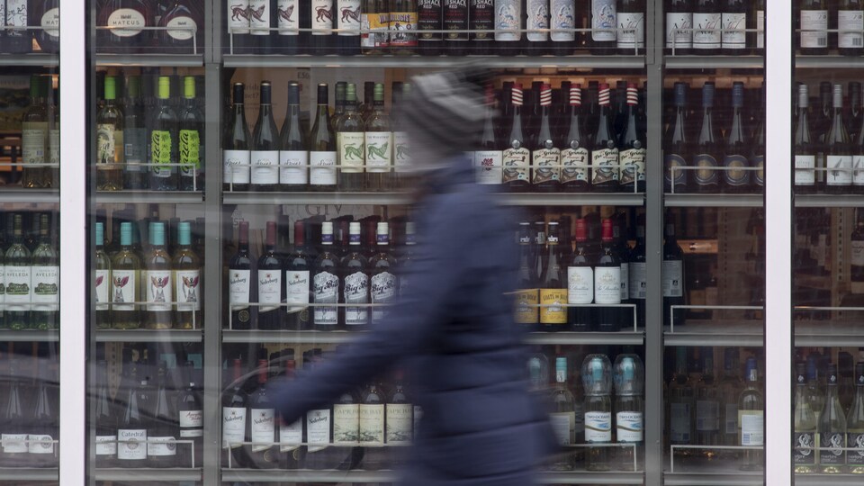 Une femme fait ses courses dans un magasin de la Régie des alcools de l'Ontario.