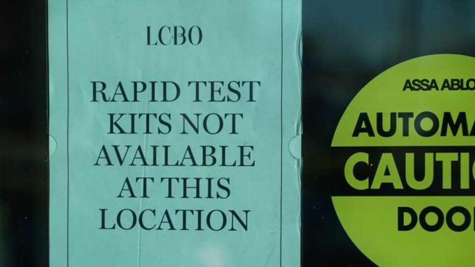 Une affiche en anglais qui dit que les tests rapides ne sont pas disponibles à cette succursale.