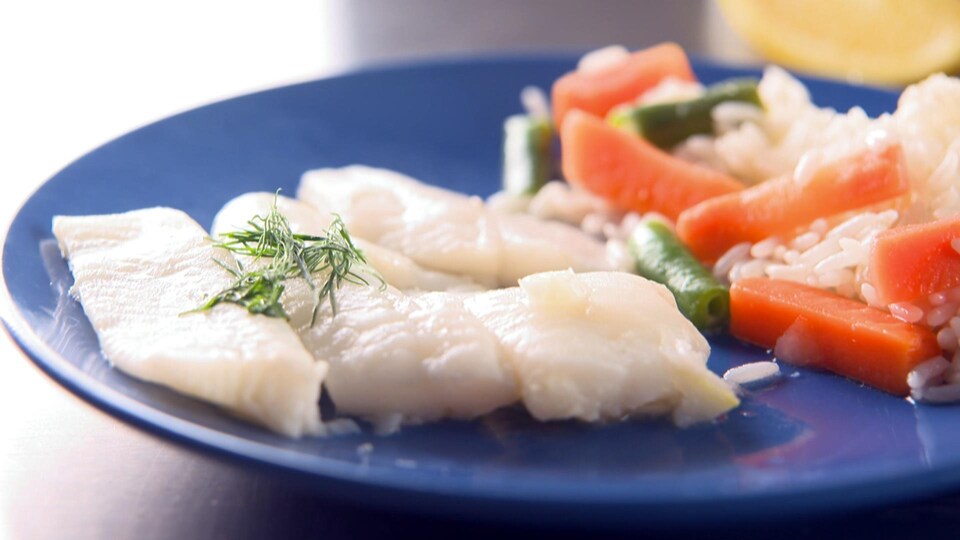 Du poisson cuit dans une assiette
