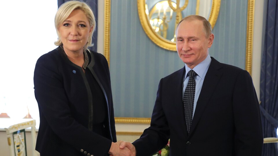 Marine Le Pen et Vladimir Poutine, au Kremlin, se serrent la main.