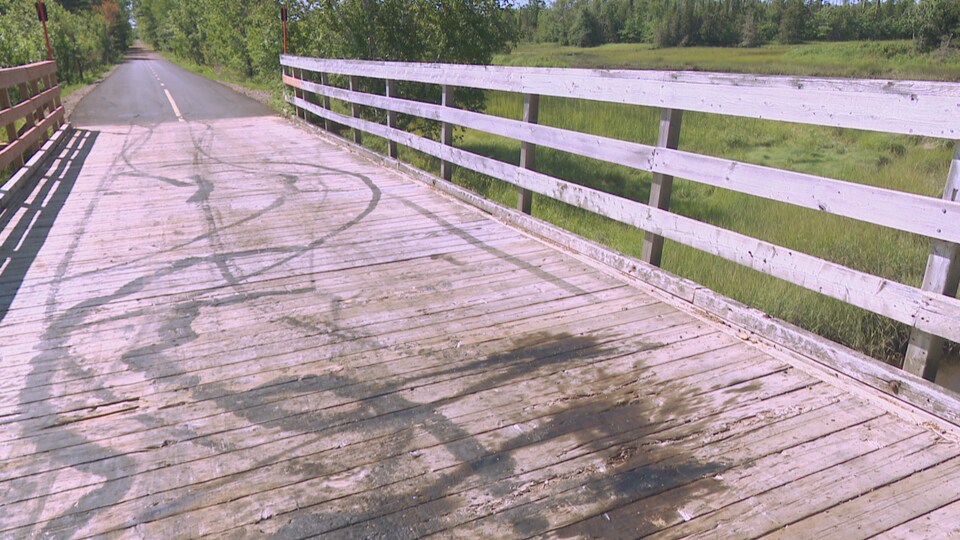 Le petit pont de bois de la véloroute  de la Péninsule acadienne, à Saint-Simon