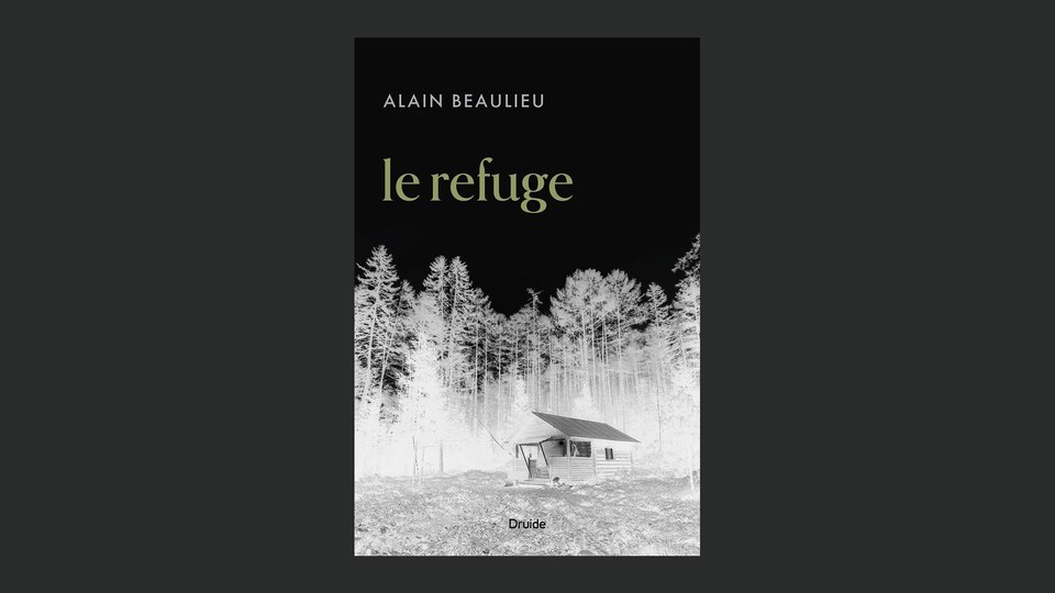 Le titre du livre est écrit sur la couverture. Une petite cabane est perdue au milieu d'une forêt.